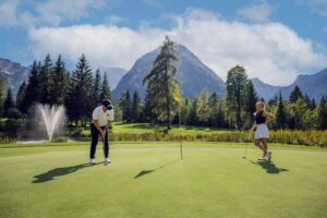 Eine spektakuläre Kulisse prägt das Bild des Golf- und Landclubs Achensee in Pertisau und macht Golfen in der Region zu einem Highlight. /// Spectacular scenery and perfect greens provide the backdrop for golfing at the Golf- und Landclub Achensee in Pertisau.