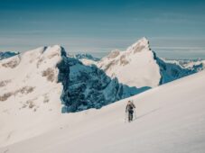 Eine Skitour auf die Seekarlspitze im Rofangebirge eröffnet atemberaubende Ausblicke. /// A ski tour to the Seekarlspitze in the Rofan mountains affords breathtaking views.